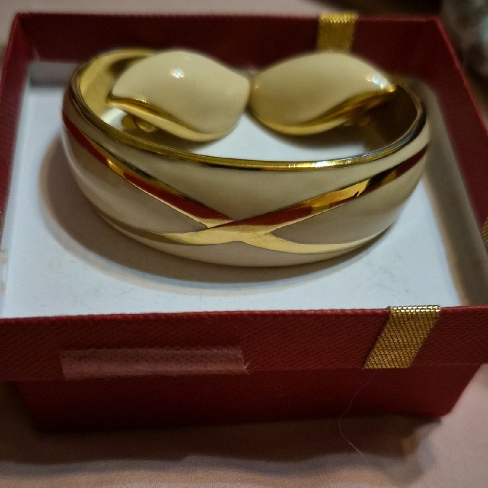 Elegant Gold and Cream Women's Bracelet